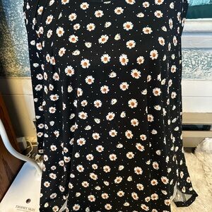 ⭐️3 for $20.00 SALE Shiela Rose Black Blouse with White Floral Pattern